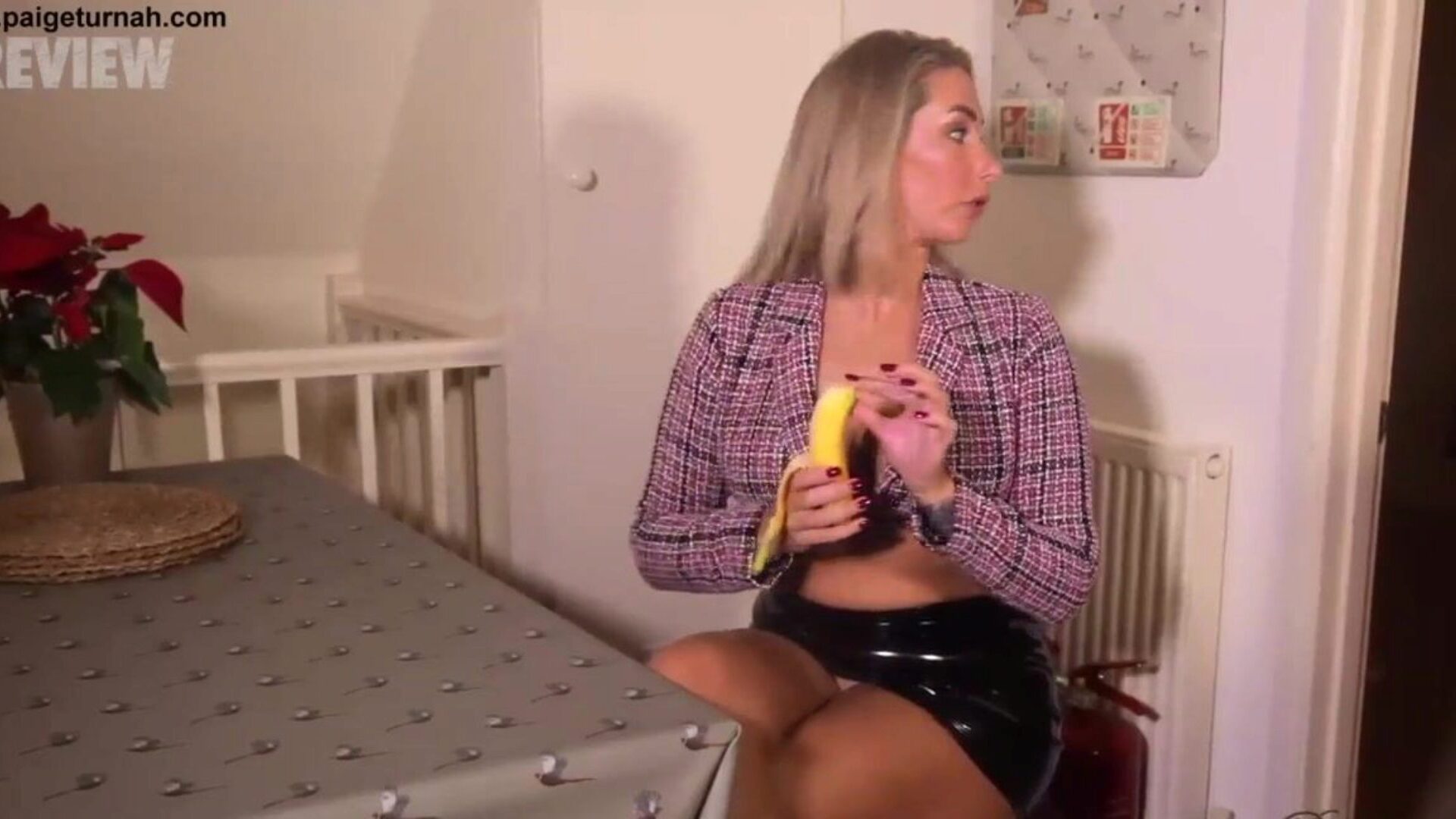 Britse babe Paige Turnah is op haar lunchpauze en plaagt u met haar banaan oraal service en ontuchtige gespleten riolering