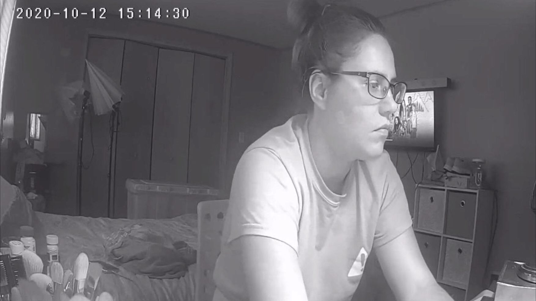 дрољава тинејџерка прескаче домаћи задатак да би се самозадовољила на порно скривеној камери