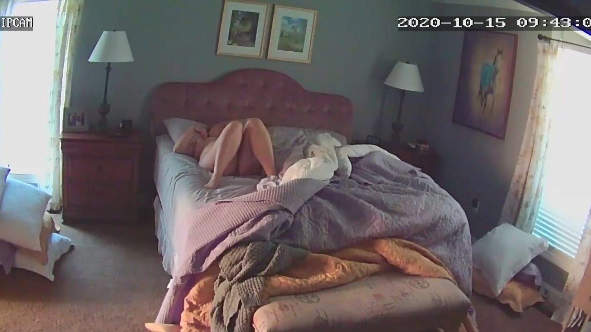 manželka si hraje sama se sebou po probuzení skryté kamery