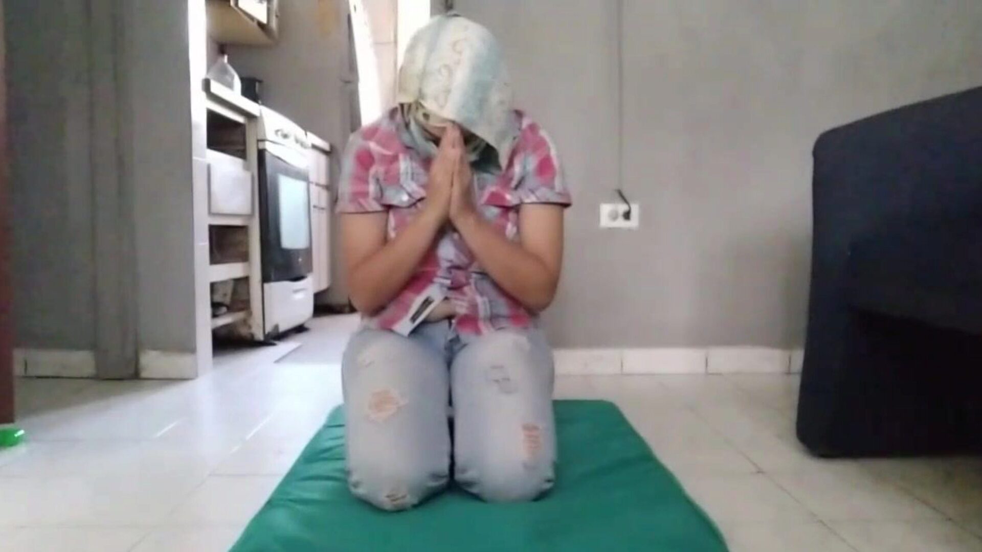 skutečná matka v hidžábu a džínách se modlí a poté masturbuje svou krémovou stříkající kočičku k orgasmu