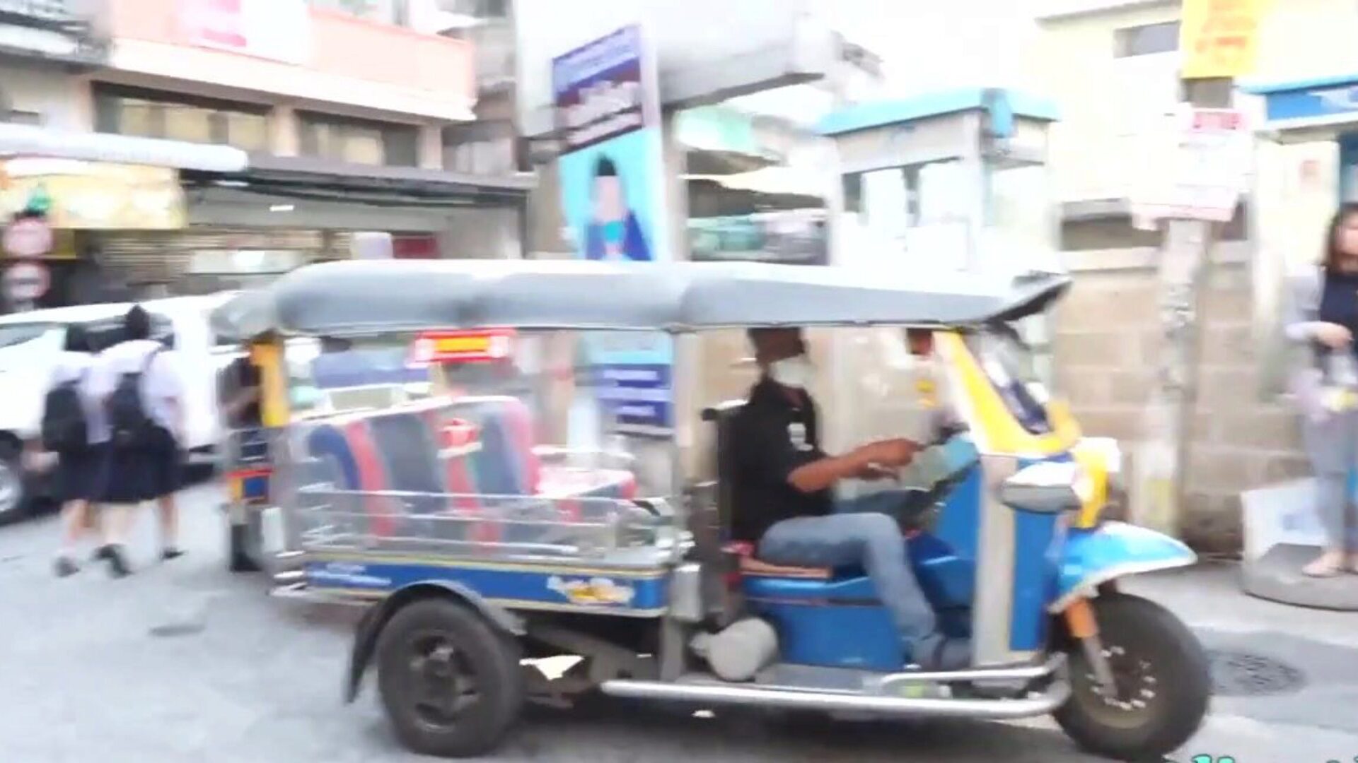tuktukpatrol iso tissi thaimaalainen tyttö kyytiin ja perseestä typerä