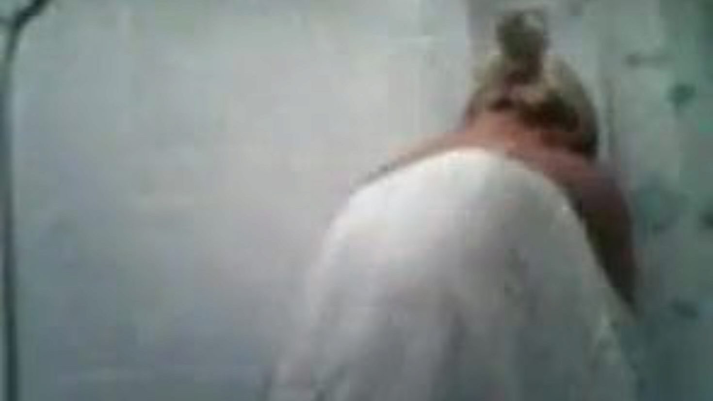 не мозес да ме сликас! млада удата мамма се тушира ​​док је јебац снима