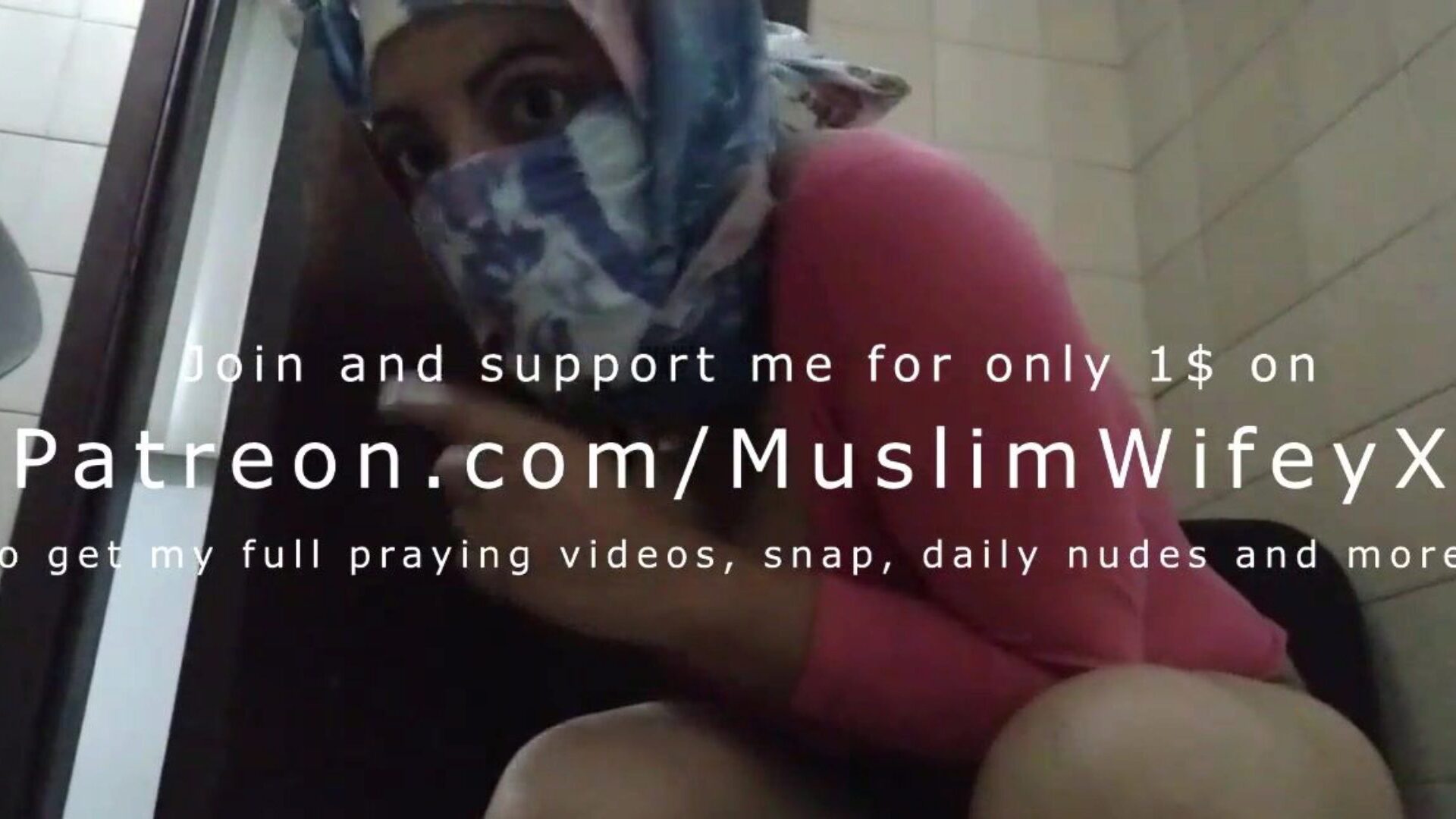 skutečná hidžábská muslimská matka se snaží zůstat zticha a masturbovat za manžely zpět k orgasmu
