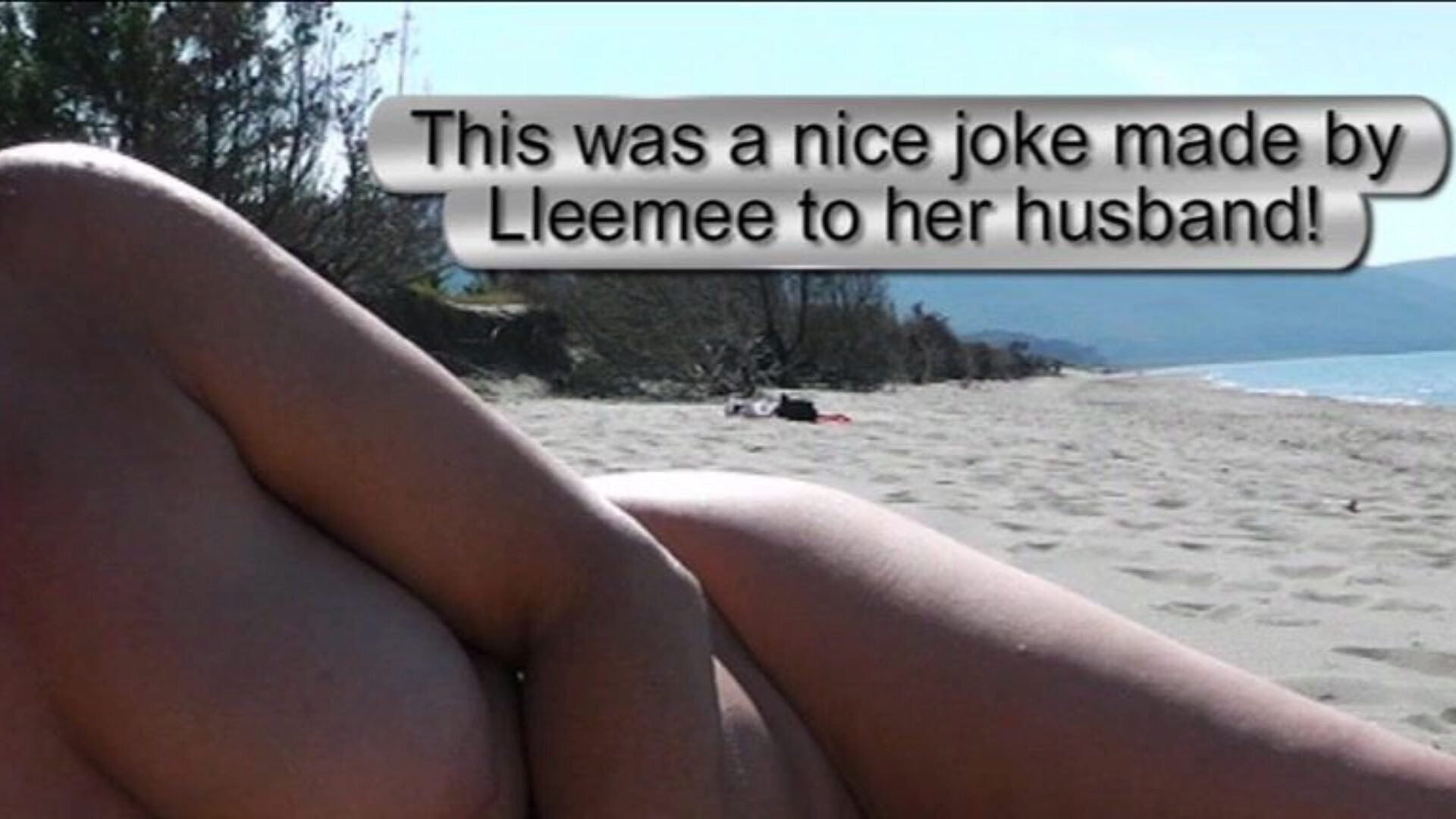 spectacle de plage descendant - homme témoin de 2 une blague très intéressante faite par lleemee à son conjoint