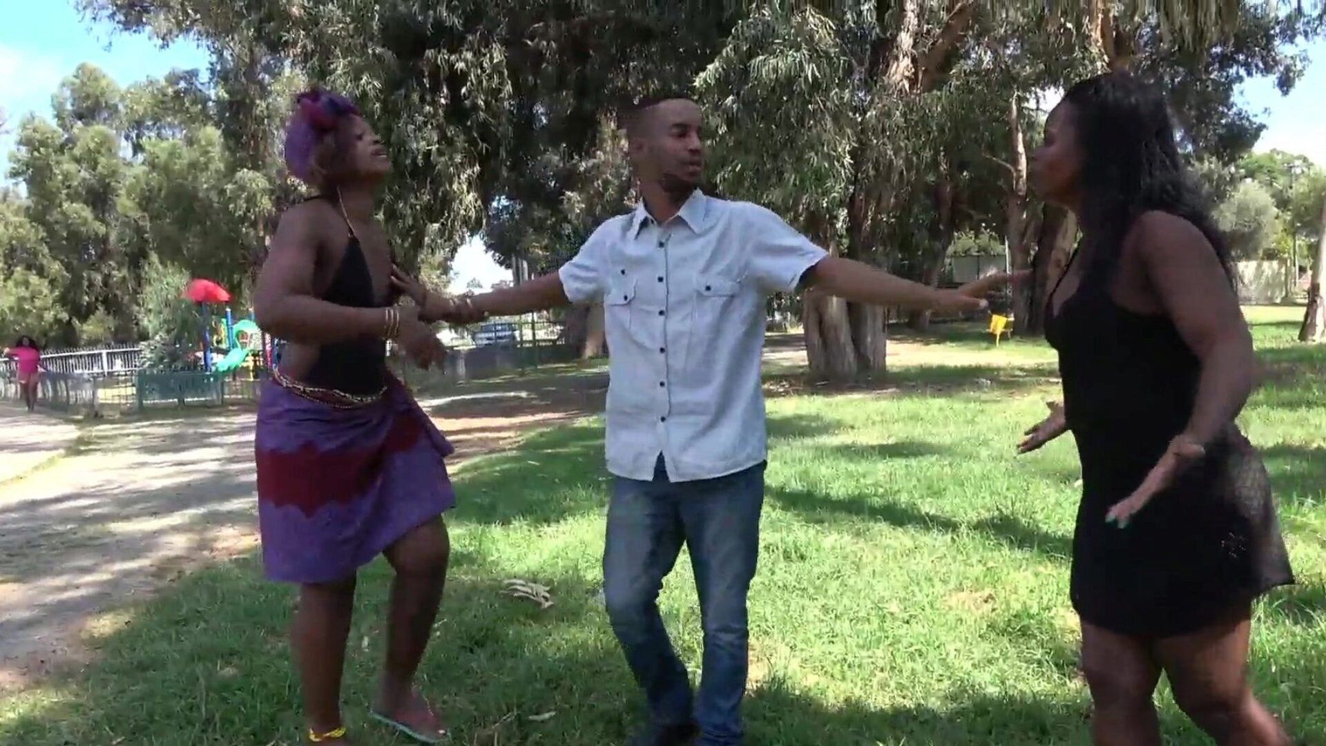 africký pár uvězněn venku ve veřejném parku !!!