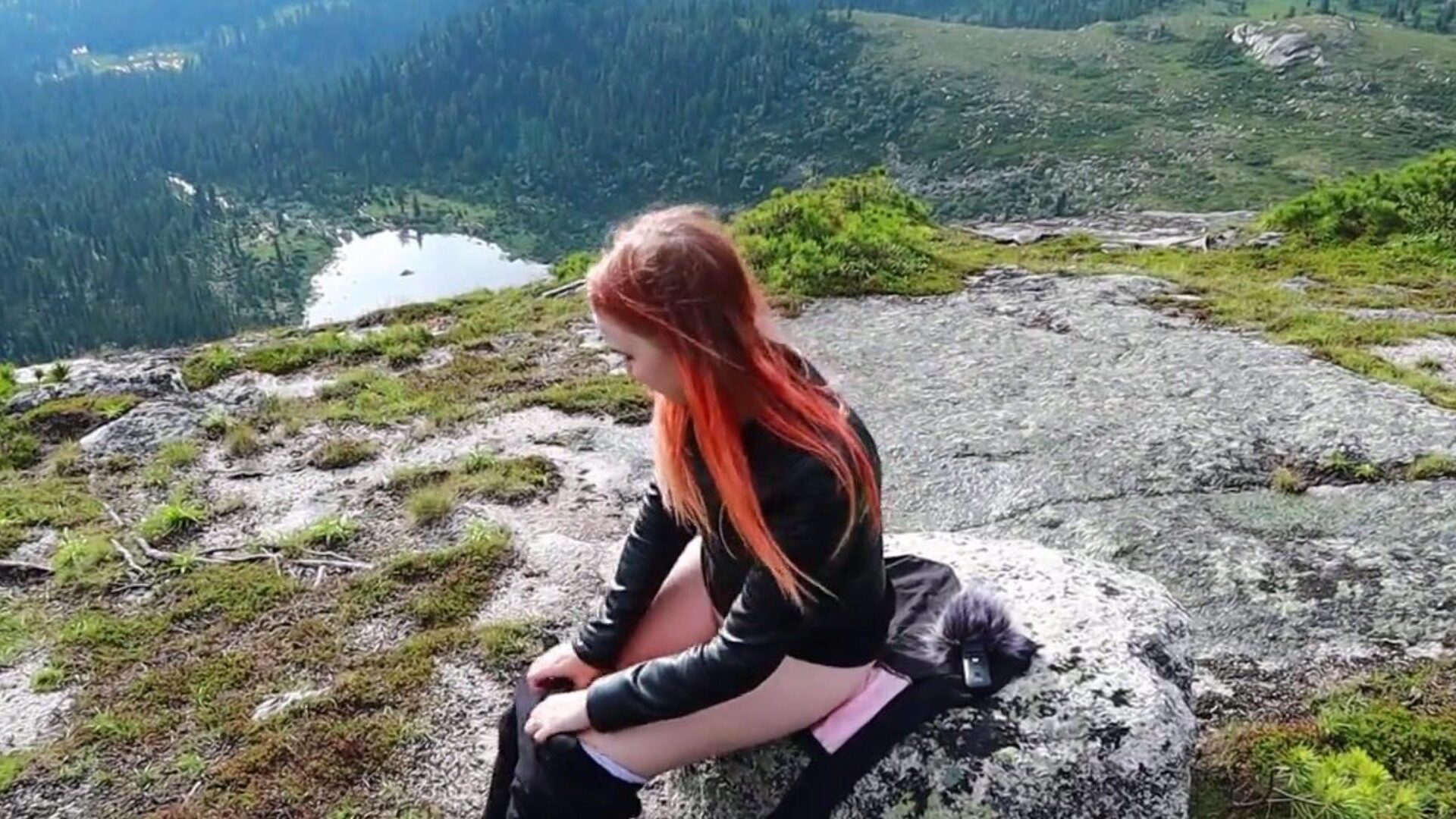 dívka se rozhodla uvolnit, masturbovat kundičku a dosáhnout orgasmu vysoko v horách!