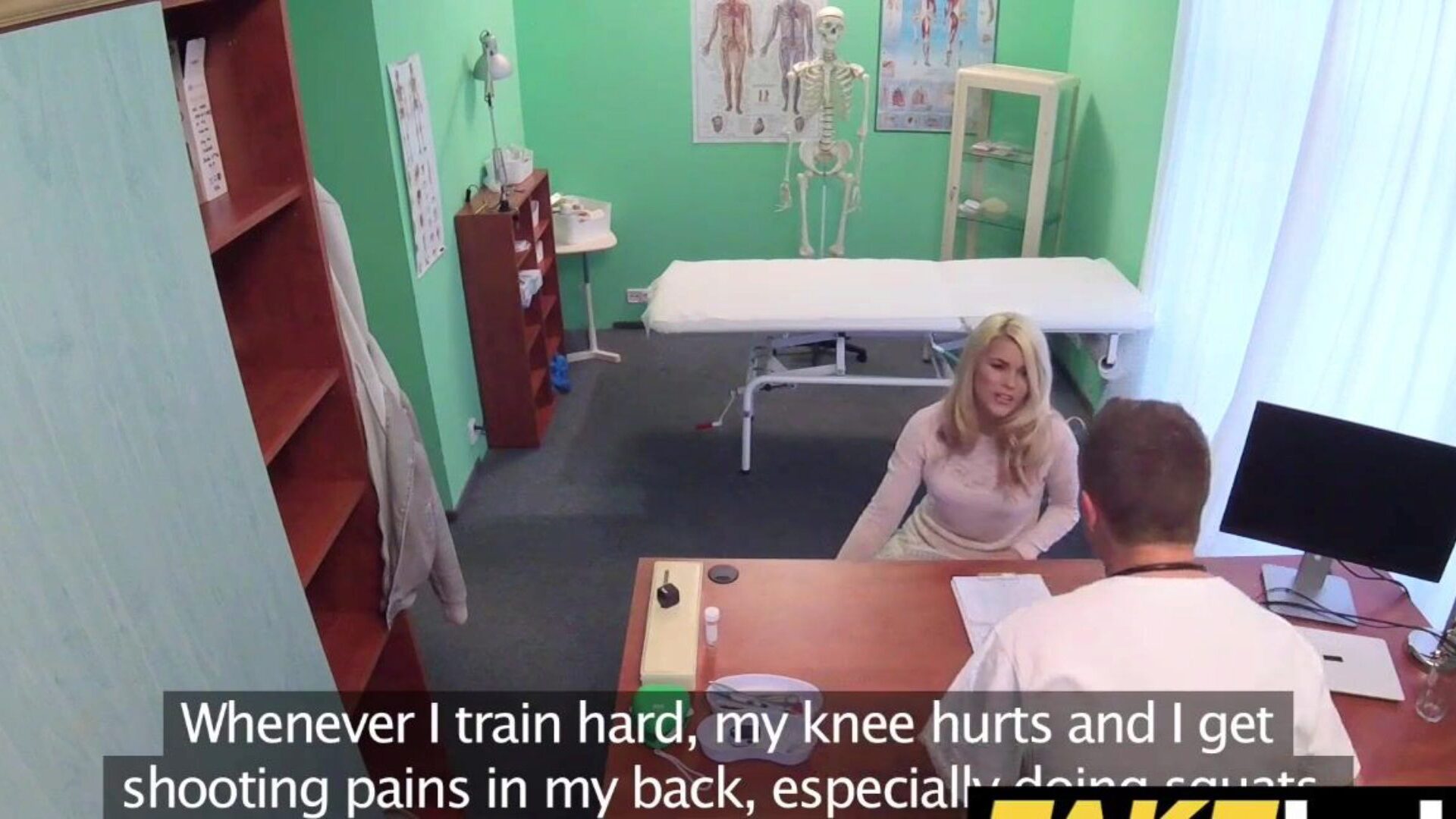 falešná nemocnice špinavý lékař dává blondýnce české kuřátko mokré kalhotky