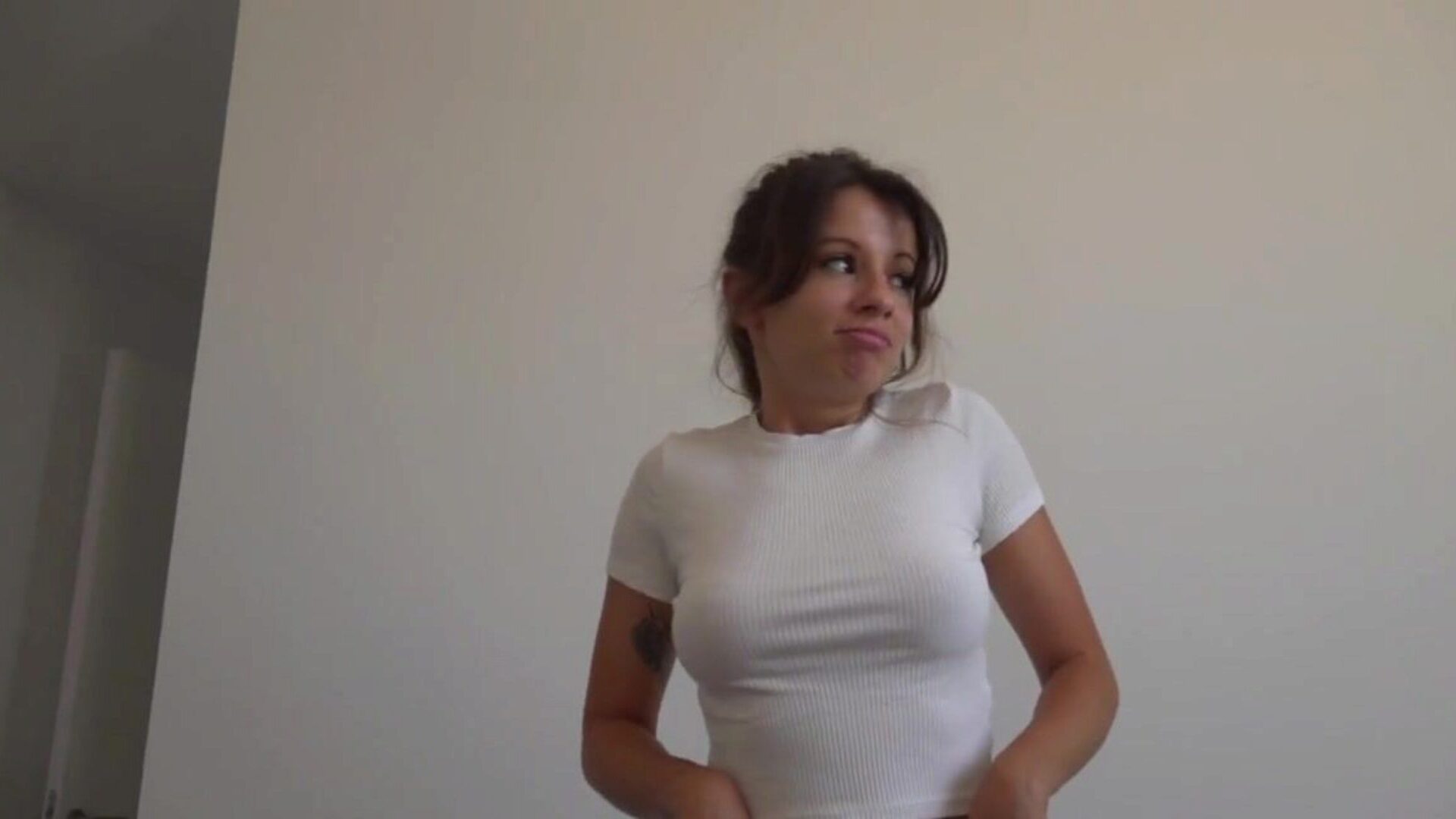 девушка с идеальными сиськами получает огромный кремпай в ее мокрую киску в любительском видео