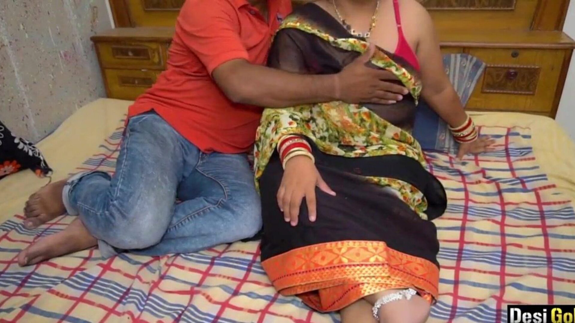 femme indienne ayant des relations sexuelles avec l'ami de son mari