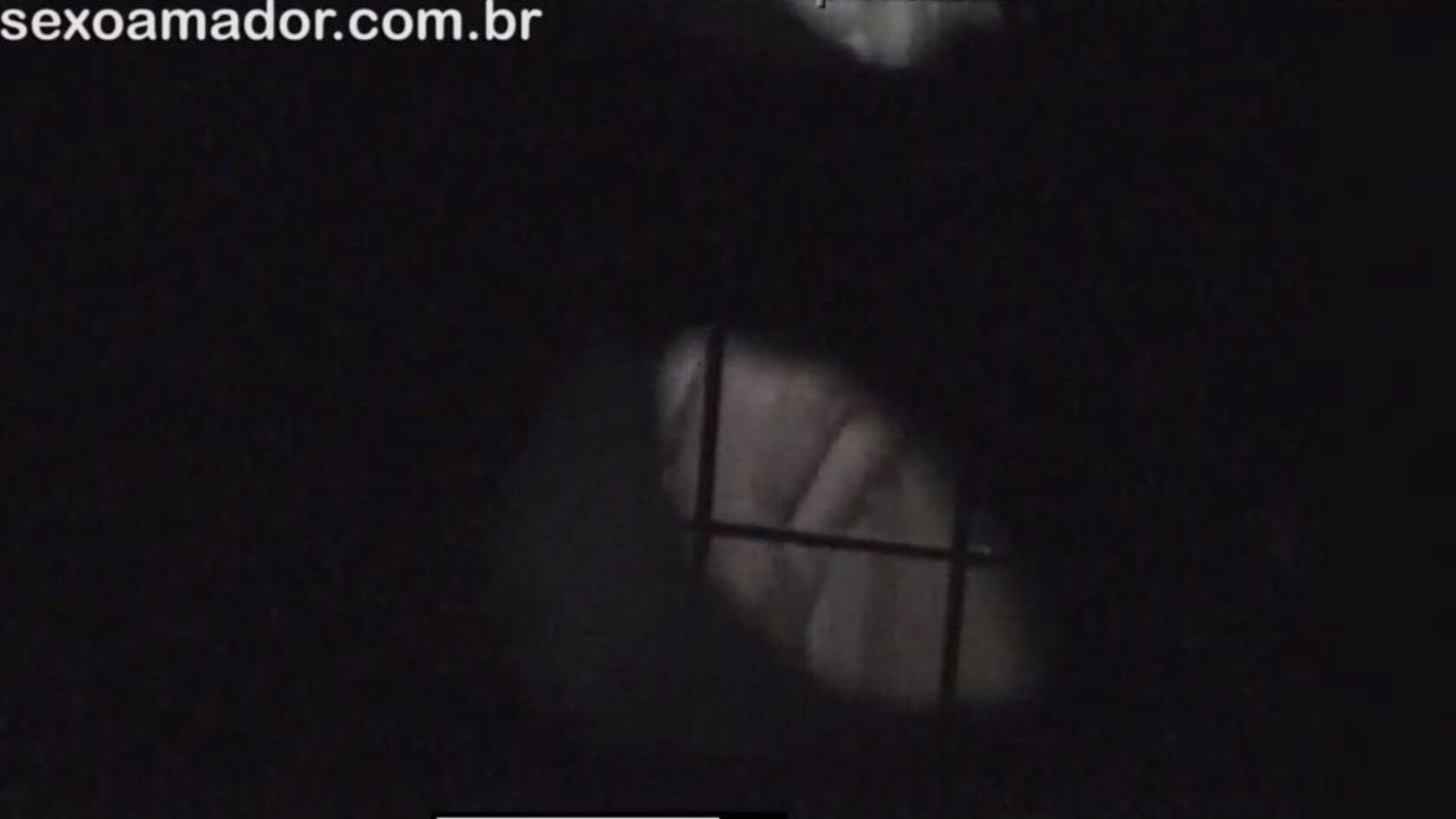 sarışın gizlice komşusu röntgenci tarafından içi boş tuğlaların arkasında filme alınır