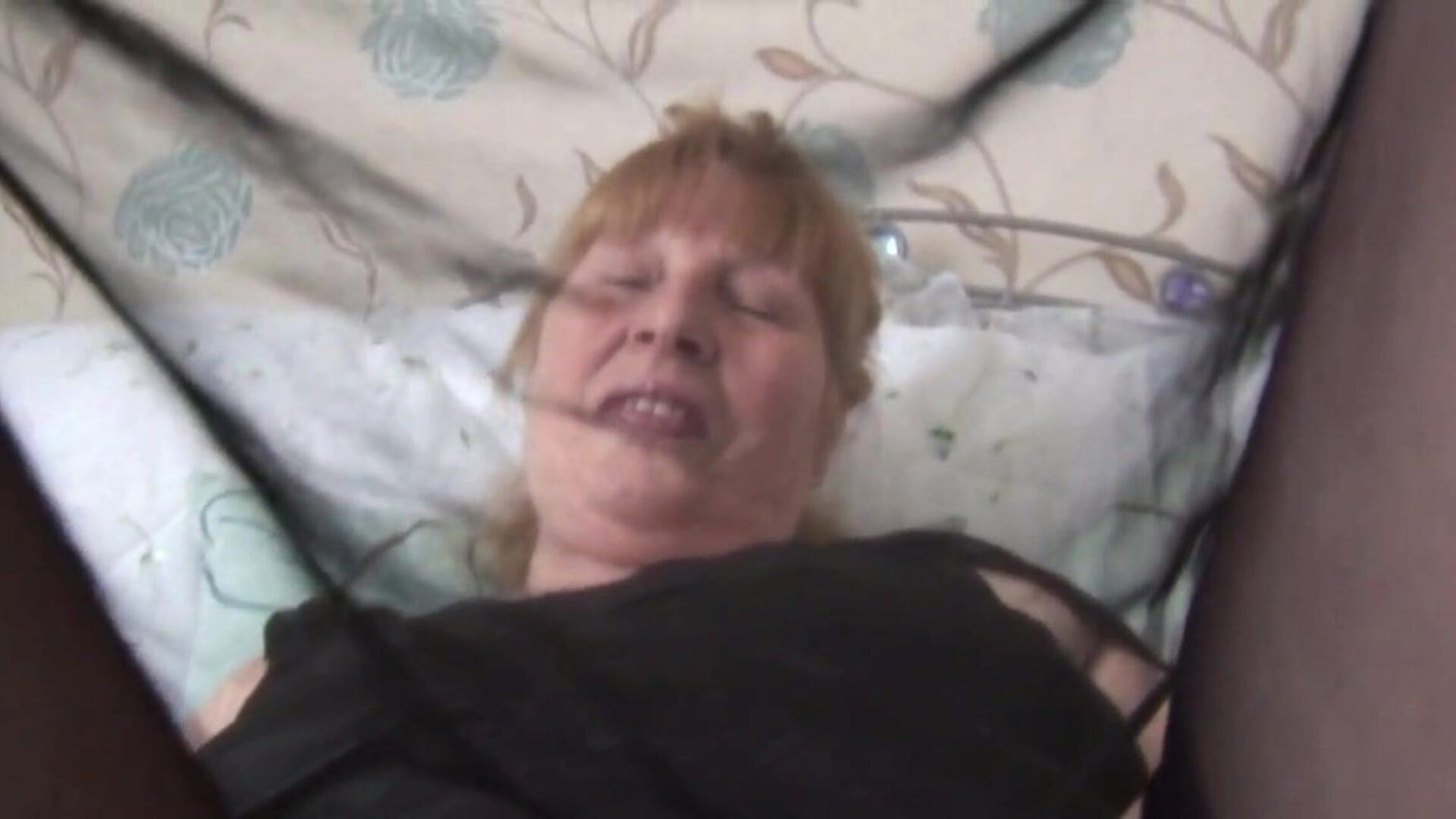 abuela madura mamada muestra galleta sin afeitar en lencería negra