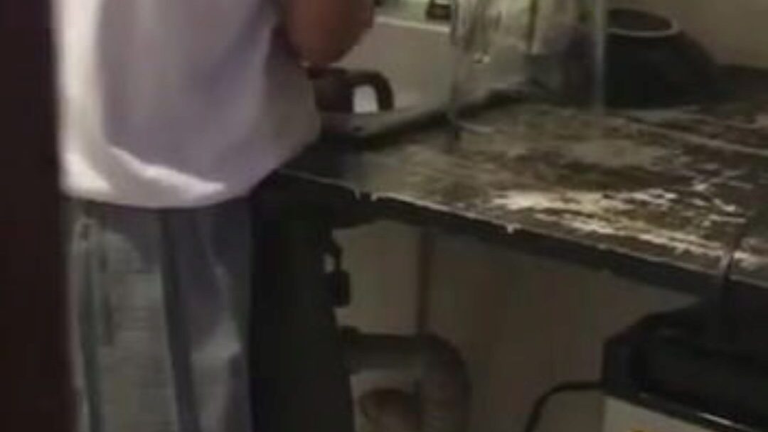 sesso veloce perché nessuno è a casa, una studentessa universitaria latina scopa mentre questa ragazza lava i piatti / volume 1