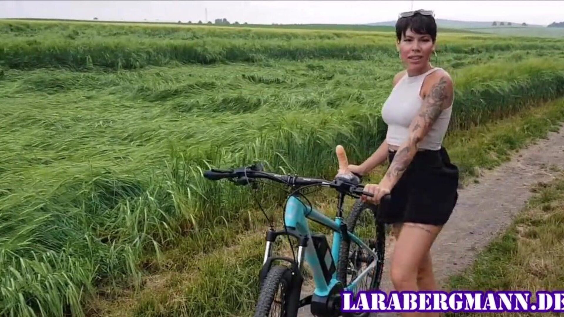 το πρωτότυπο! Η Λάρα Μπέργκμαν χρησιμοποιεί το ποδήλατό σας!