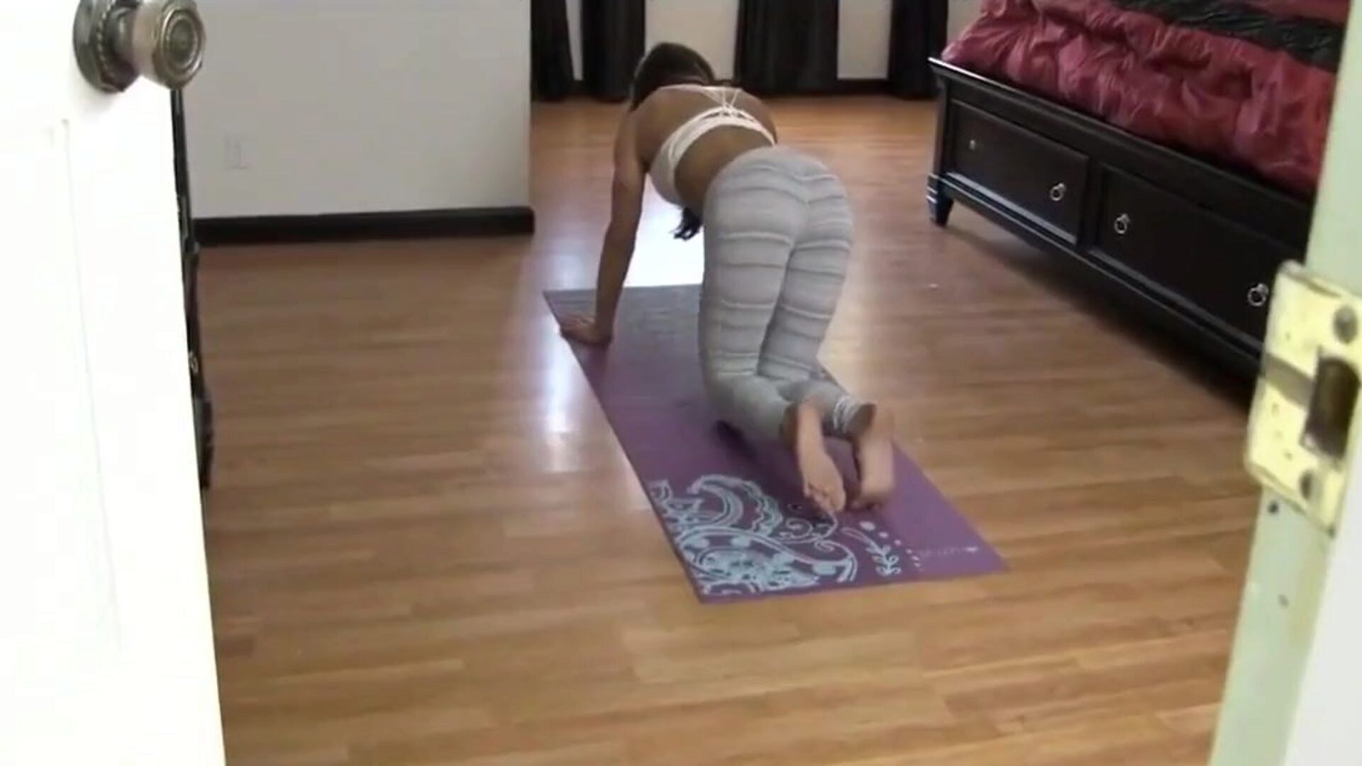 mthrfkr - Stiefsohn hilft Mutter bei ihren Yoga-Übungen. Sehen Sie sich mthrfkr - Stiefsohn hilft Mutter bei ihren Yoga-Übungen