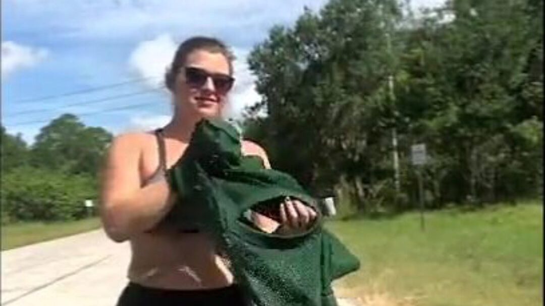Roadside ASSistance Phat Booty PAWG undresses and receives bare on the side of the road and twerks her large ass
