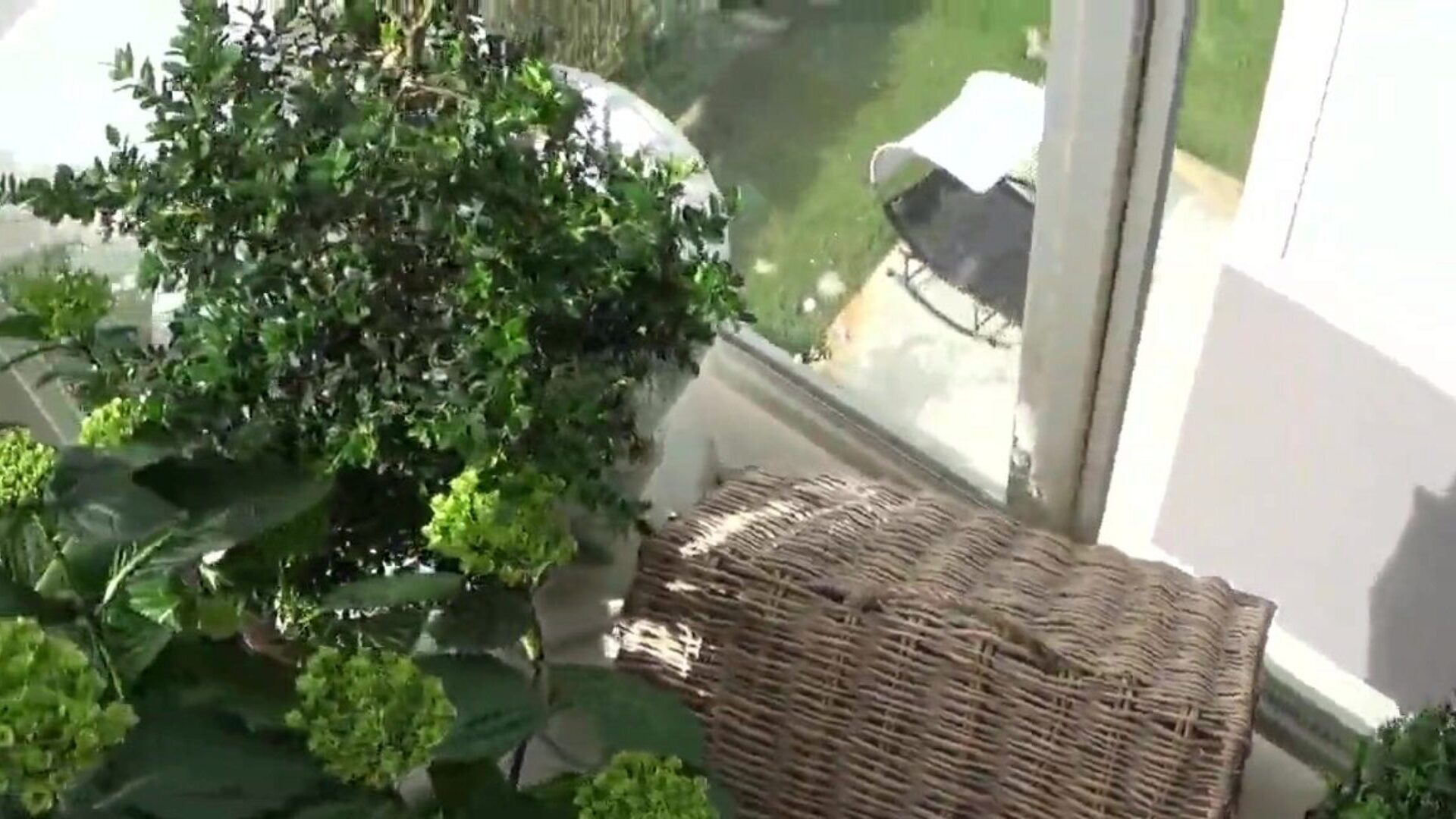 sorpreso a ficcare il naso sulla figlia del mio vicino che si prosciuga sul balcone