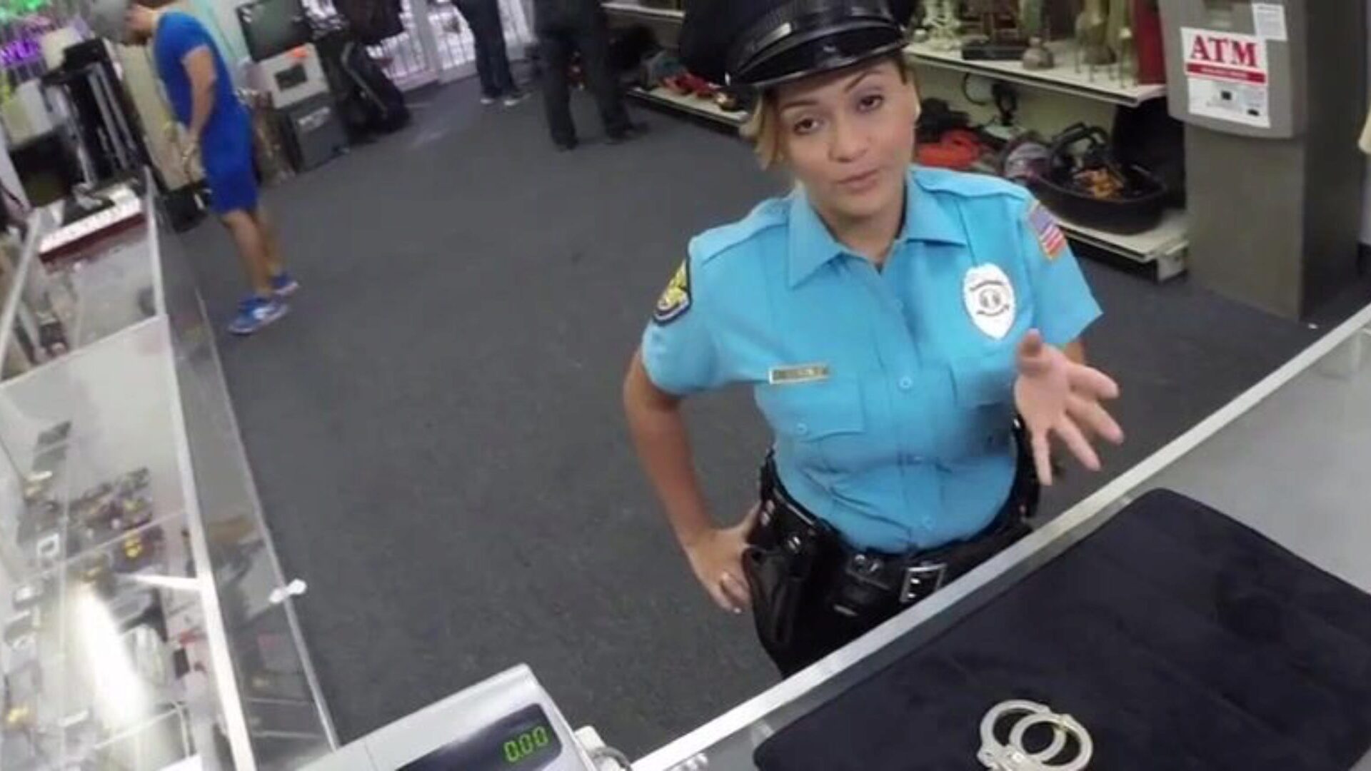 suuret aukon kuumat poliisitoimistot poseerisivat seksikkäästi panttilainaamossa suurilla bazookoilla